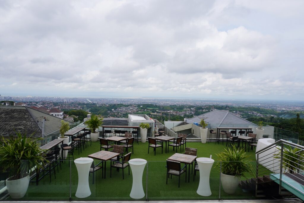 Rooftop dining dengan city view Semarang di Layang Layang Resto